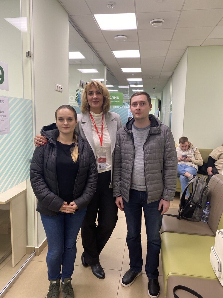 Алёна Кошелева с покупателями после сделки в отделении Сбербанка